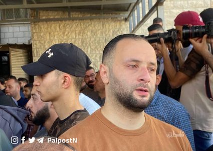 مواطنون يتجمعون أمام مشفى رفيديا والذي يتواجد فيه جثامين الشهداء الثلاثة