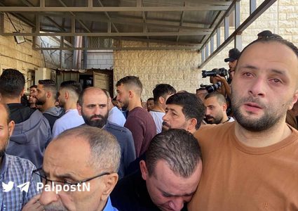 مواطنون يتجمعون أمام مشفى رفيديا والذي يتواجد فيه جثامين الشهداء الثلاثة