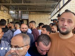 مواطنون يتجمعون أمام مشفى رفيديا والذي يتواجد فيه جثامين الشهداء الثلاثة