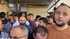 مواطنون يتجمعون أمام مشفى رفيديا والذي يتواجد فيه جثامين الشهداء الثلاثة