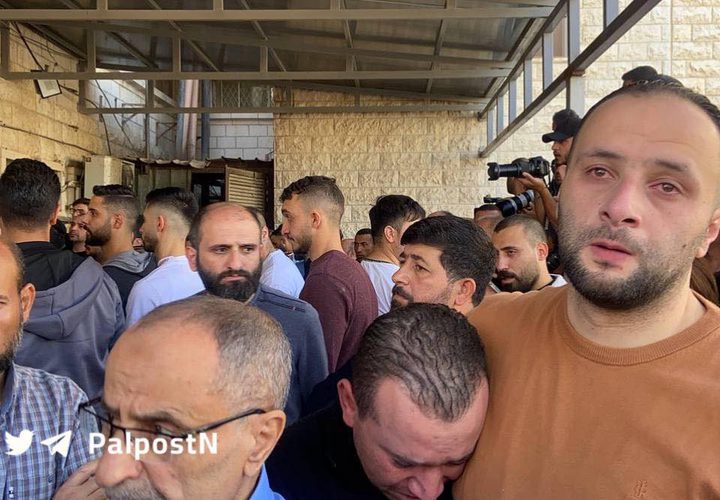 مواطنون يتجمعون أمام مشفى رفيديا والذي يتواجد فيه جثامين الشهداء الثلاثة