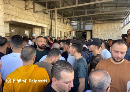 مواطنون يتجمعون أمام مشفى رفيديا والذي يتواجد فيه جثامين الشهداء الثلاثة