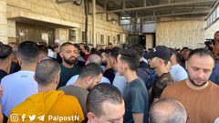 مواطنون يتجمعون أمام مشفى رفيديا والذي يتواجد فيه جثامين الشهداء الثلاثة