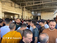 مواطنون يتجمعون أمام مشفى رفيديا والذي يتواجد فيه جثامين الشهداء الثلاثة