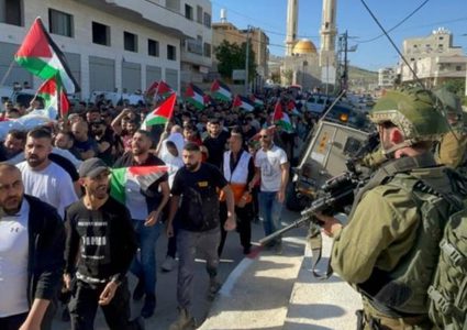 جماهير غفيرة تشيع جثمان الشهيدة عودة في بلدة حوارة جنوب نابلس