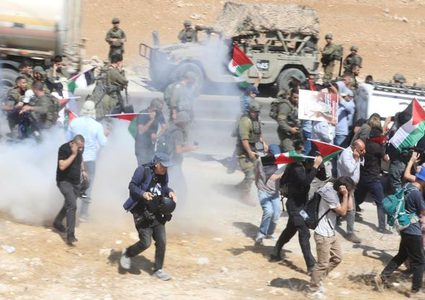 طولكرم: قوات الاحتلال تقمع وقفة منددة بإغلاق قرية شوفة