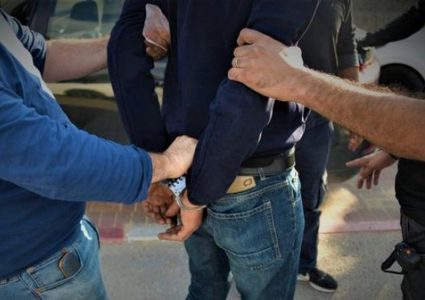 الطيبة.. اعتقال شابين بتهمة ضلوعهما في ارتكاب جريمة قتل الشاب سند مصاروة