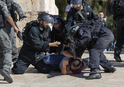 الاحتلال يعتقل شابين من القدس بعد الاعتداء على أحدهما بالضرب المبرح