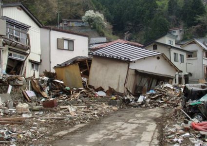 زلزال قوي يودي بشخص ويدمر منازل في اليابان