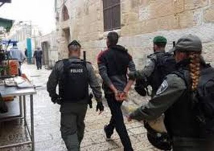 قوات الاحتلال تعتقل مقدسيا وموظفا في "الأقصى"