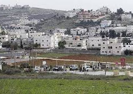 مستوطنون يقيمون بؤرة استيطانية جديدة شمال شرق القدس
