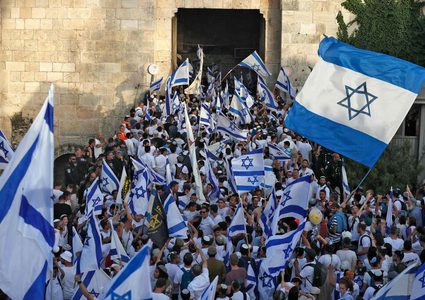 الاحتلال يصر على مرور مسيرة الأعلام من باب العامود رغم مخاوف التصعيد