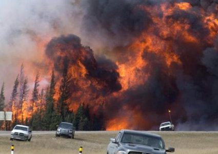 إجلاء 30 ألف شخص غرب كندا بسبب حرائق الغابات