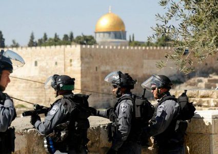 الاحتلال يبعد شابا مقدسيا عن الأقصى 3 أشهر