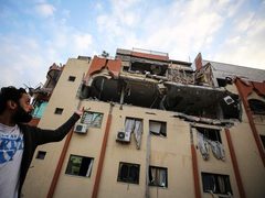 آثار عدوان الاحتلال وقصفه لشقق سكنية في مدينة غزة
