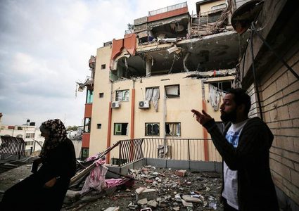 آثار عدوان الاحتلال وقصفه لشقق سكنية في مدينة غزة