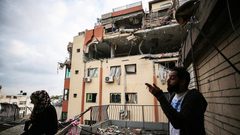 آثار عدوان الاحتلال وقصفه لشقق سكنية في مدينة غزة