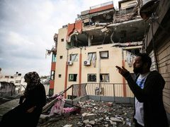 آثار عدوان الاحتلال وقصفه لشقق سكنية في مدينة غزة