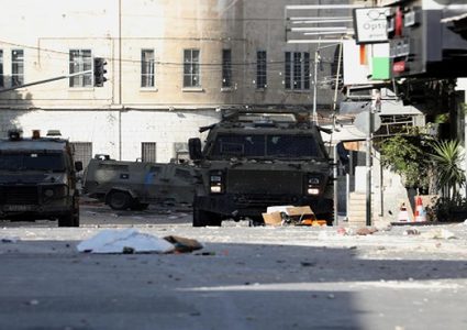 إصابة طفل بالرصاص وحالات اختناق إثر اقتحام الاحتلال للبلدة القديمة في نابلس