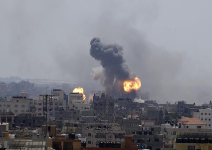 اليوم الرابع من التصعيد : تجدد القصف برفح ودير البلح وشهيد متأثر بجراحه