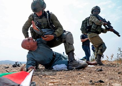 نابلس: الاحتلال يعتدى على شابين على حاجز دير شرف