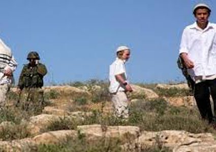 مستوطنون يعتدون على رعاة أغنام ويحطمون أشجارا جنوب الخليل