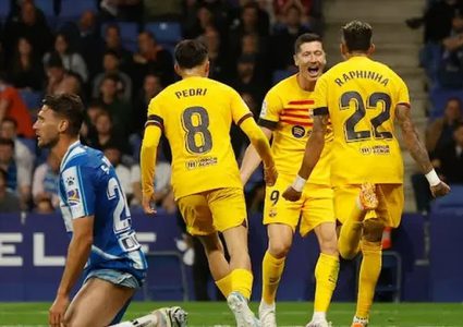 برشلونة يسحق إسبانيول ويحسم لقب الدوري الإسباني