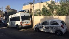 مستوطنون يحرقون مركبة ويخطّون شعارات عنصرية في بيت اكسا