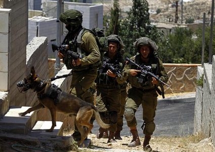 قوات الاحتلال تفتش منازل وتسرق مصاغا ذهبيا في الخليل