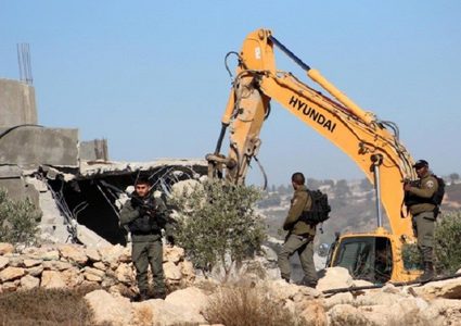 قوات الاحتلال تهدم غرفة زراعية شرق قلقيلية