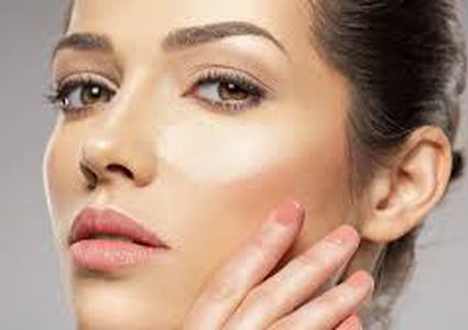 بدلاً للسوائل والكريمات.. البودرة تدخل عالم العناية بالبشرة