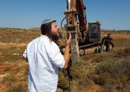 مستوطنون يجرفون أراضي في قريتي قصرة وجالود جنوب نابلس