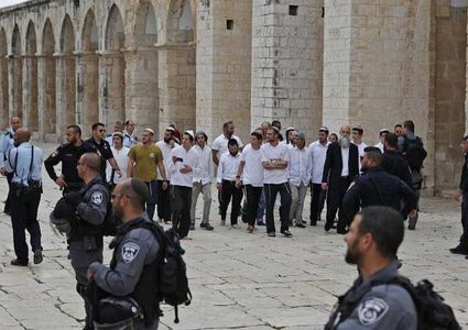 400 مستوطن يقتحمون باحات المسجد الأقصى