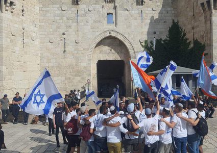 أبو ردينة: مسيرة الأعلام بالقدس استفزاز إسرائيلي مرفوض ولا تعطي شرعية لأحد