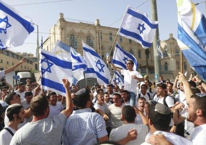 مسيرة أعلام للمستوطنين في اللد وسط توتر وتحذيرات من تبعاتها