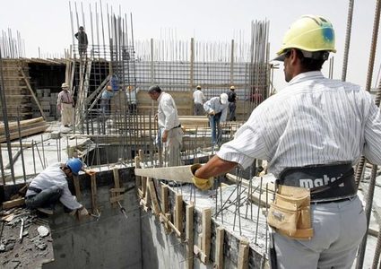 إصابة خطيرة لعامل سقط من علو في ورشة بناء وسط البلاد