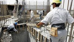 إصابة خطيرة لعامل سقط من علو في ورشة بناء وسط البلاد