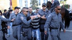 شرطة الاحتلال تعتدي على حراس الأقصى وتعتقل أحدهم