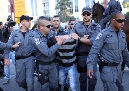 شرطة الاحتلال تعتدي على حراس الأقصى وتعتقل أحدهم
