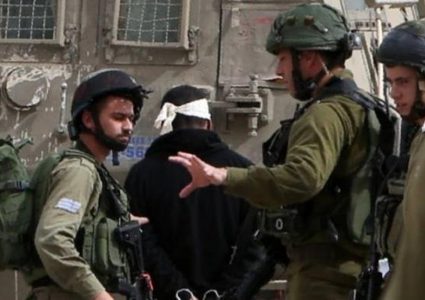 الاحتلال يعتقل أربعة مواطنين ويفجر مشغل نجارة شرق طولكرم
