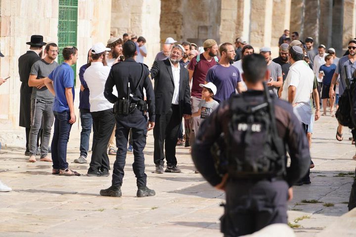 مصلون يتصدون للمستوطنين المتجمهرين قرب أحد أبواب المسجد الأقصى