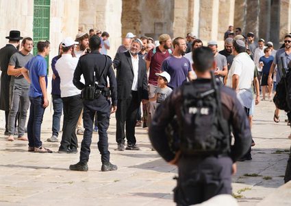 مصلون يتصدون للمستوطنين المتجمهرين قرب أحد أبواب المسجد الأقصى