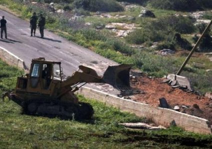 مستوطنون يجرفون أراضي المواطنين جنوب نابلس