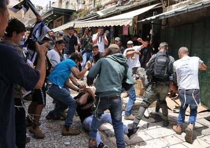 القدس:مستوطنون يعتدون على المواطنين في البلدة القديمة