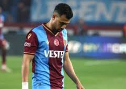 لاعب يبصق على المصري تريزيغيه أثناء سجوده.. وناديه يرد بقسوة