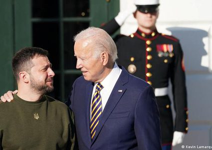 زيلينسكي يشكر بايدن على حزمة المساعدات العسكرية الجديدة