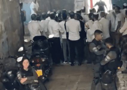 مستوطنون يؤدون رقصات استفزازية عند بابي الملك فيصل والغوانمة