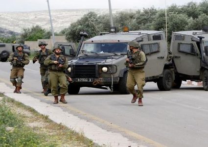 سلطات الاحتلال تغلق مدخلي قرية المغير شرق رام الله