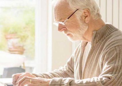 استخدام كبار السن للإنترنت يقلل مخاطر الإصابة بالخرف