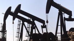 أسعار النفط تعود لتسجيل خسائر.. وخام برنت دون 75 دولارا